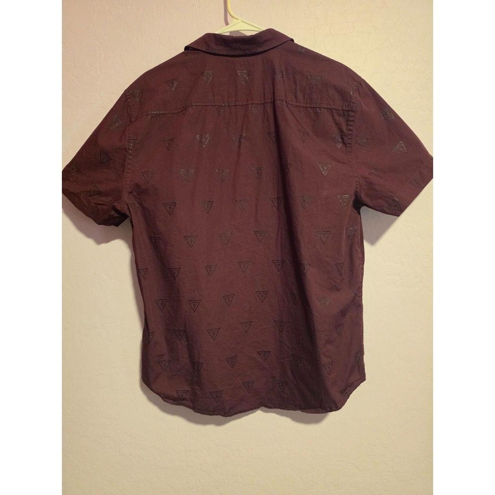 GUESS Men's Short Sleeve Button-Up Shirt Burgundy Allover Logo Print Size L - Picture 4 of 5